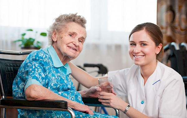 Tagespflege (Foto: iStockphoto / Alex Raths)