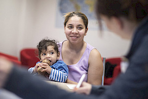 Beratunssituation einer Frau mir Ihrem Kind